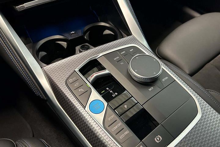 Grå BMW i4 fra 2024