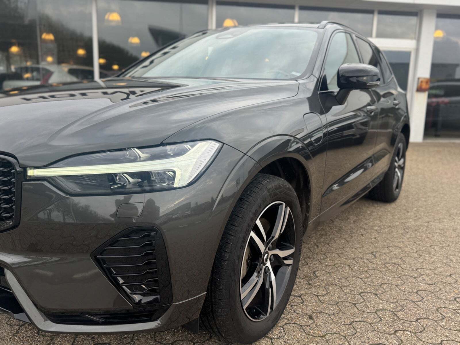 Grå Volvo XC60 fra 2022