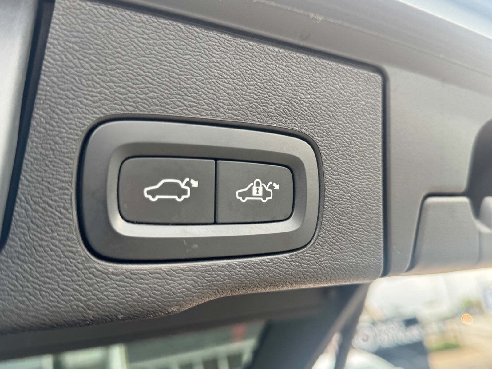 Grå Volvo XC60 fra 2022