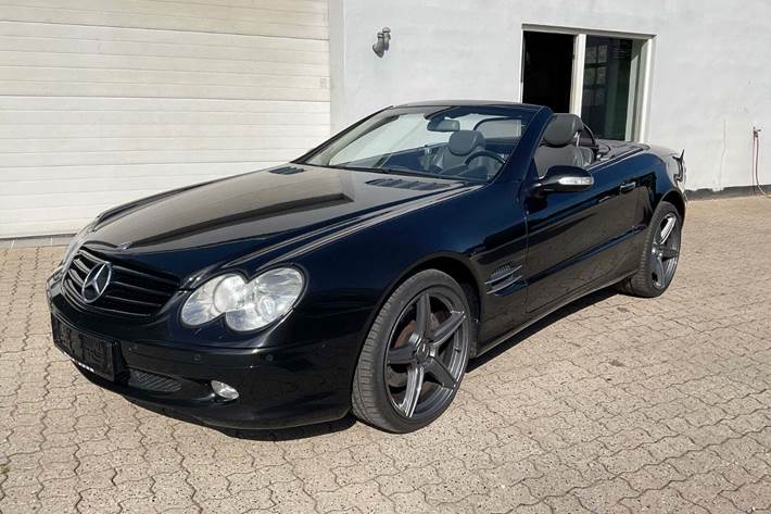Sort Mercedes SL500 fra 2001 set udefra