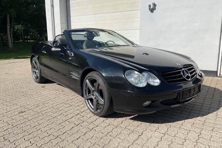 Sort Mercedes SL500 fra 2001 set udefra