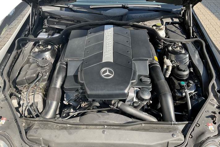 Sort Mercedes SL500 fra 2001 set udefra