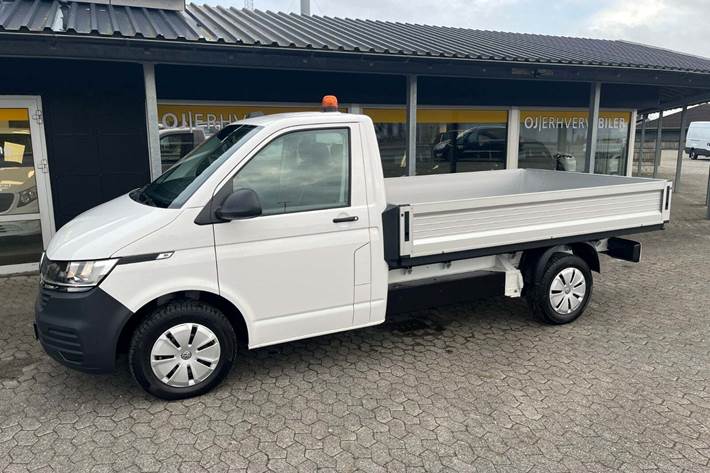 Hvid VW Transporter fra 2024
