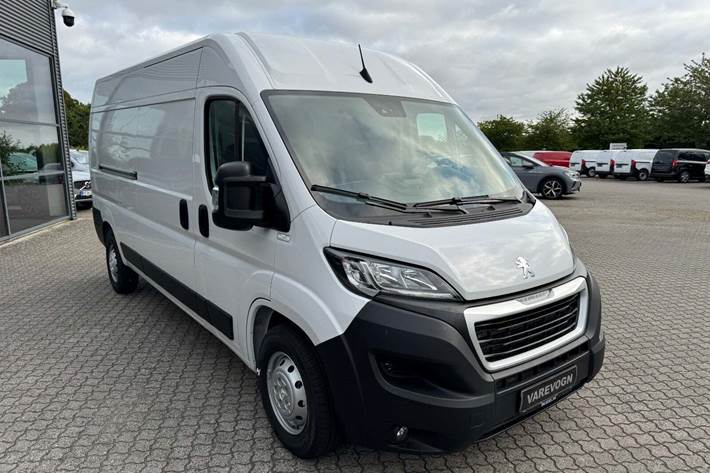 Hvid Peugeot Boxer 435 fra 2024 set udefra