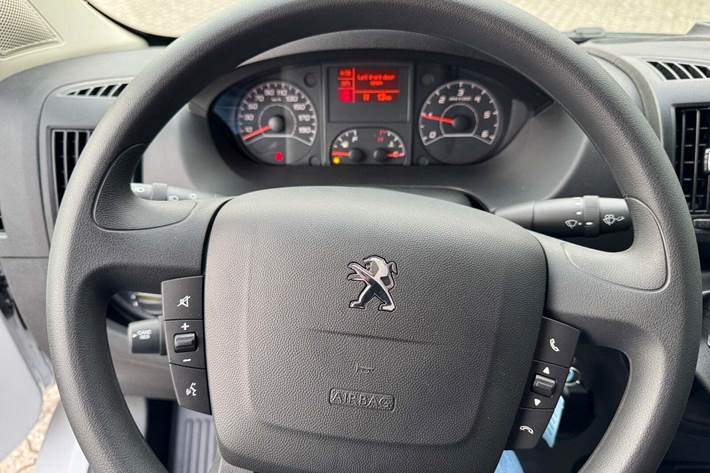 Hvid Peugeot Boxer 435 fra 2024 set indefra