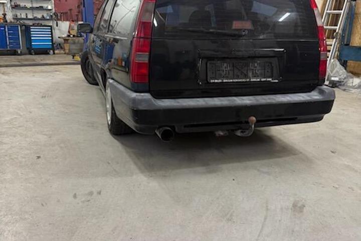 Sort Volvo 850 fra 1994