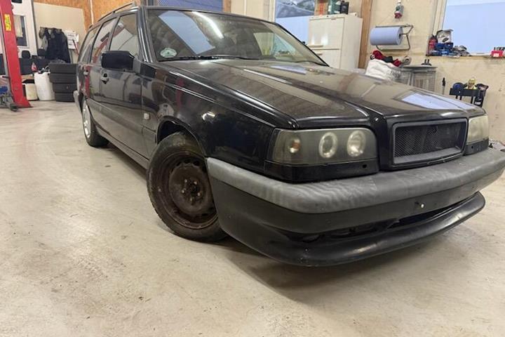 Sort Volvo 850 fra 1994