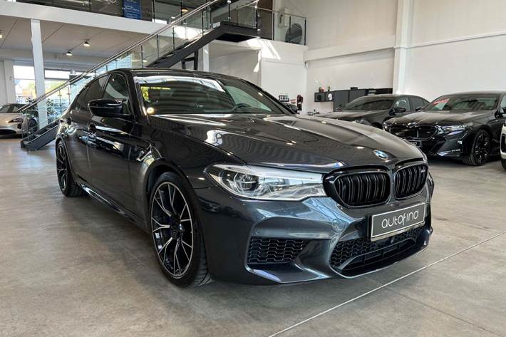 Blå BMW M5 fra 2019 set udefra
