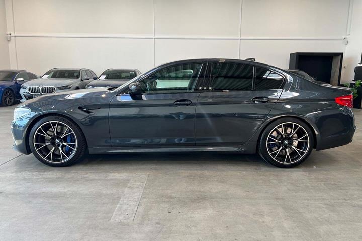 Blå BMW M5 fra 2019