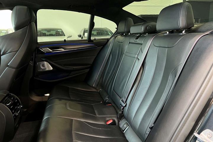 Blå BMW M5 fra 2019