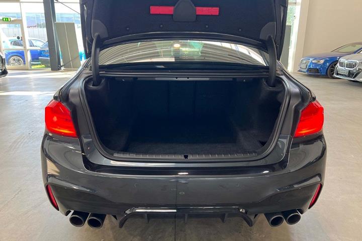 Blå BMW M5 fra 2019