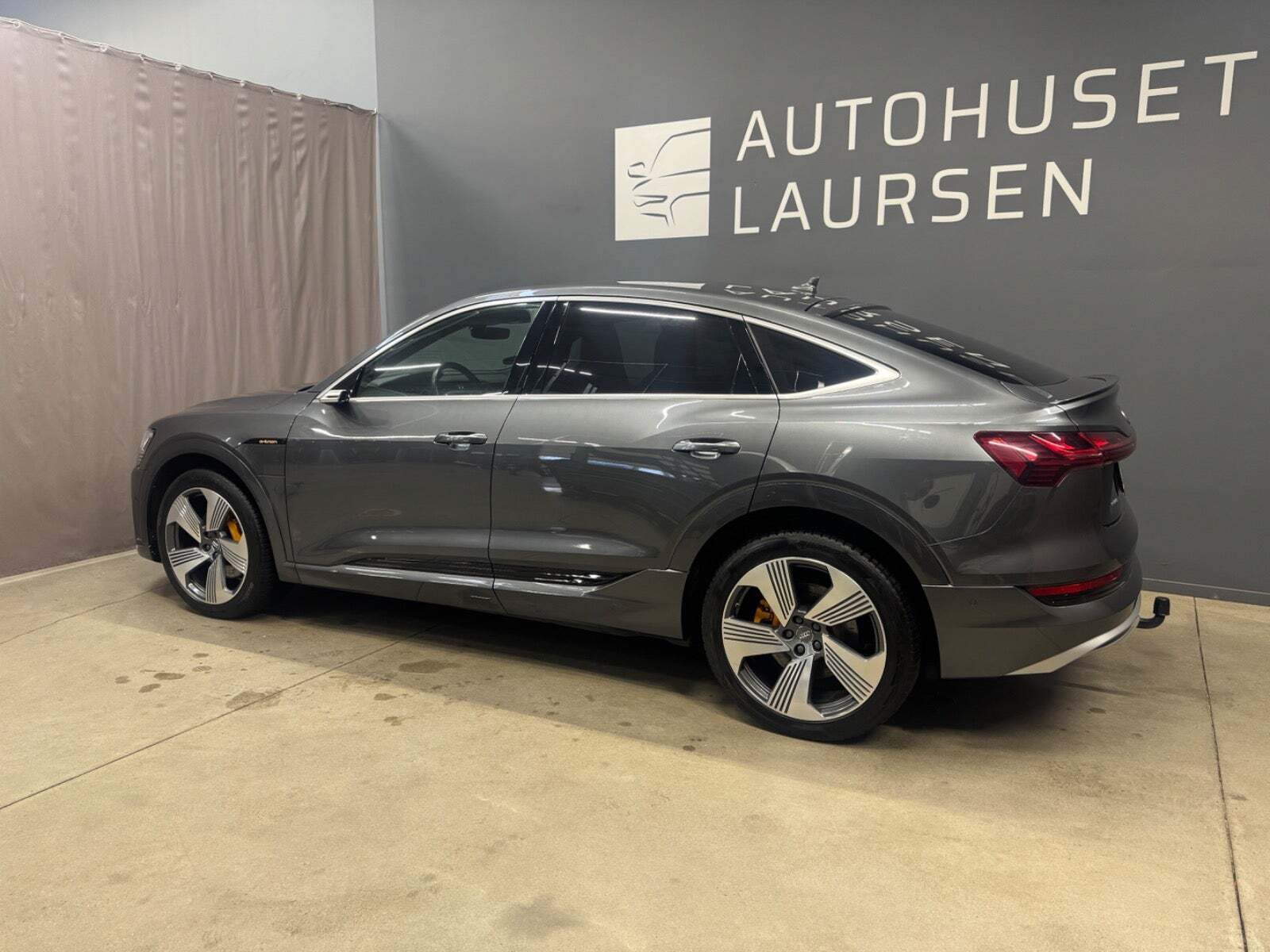 Grå Audi e-tron fra 2020