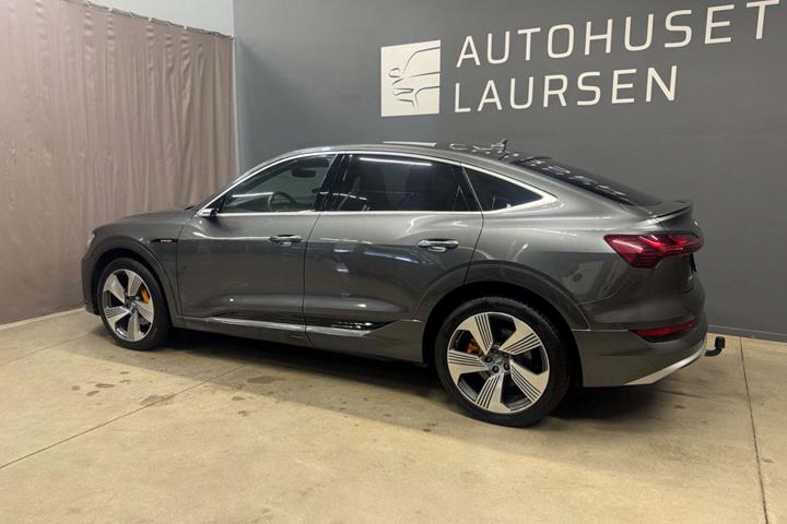 Grå Audi e-tron fra 2020