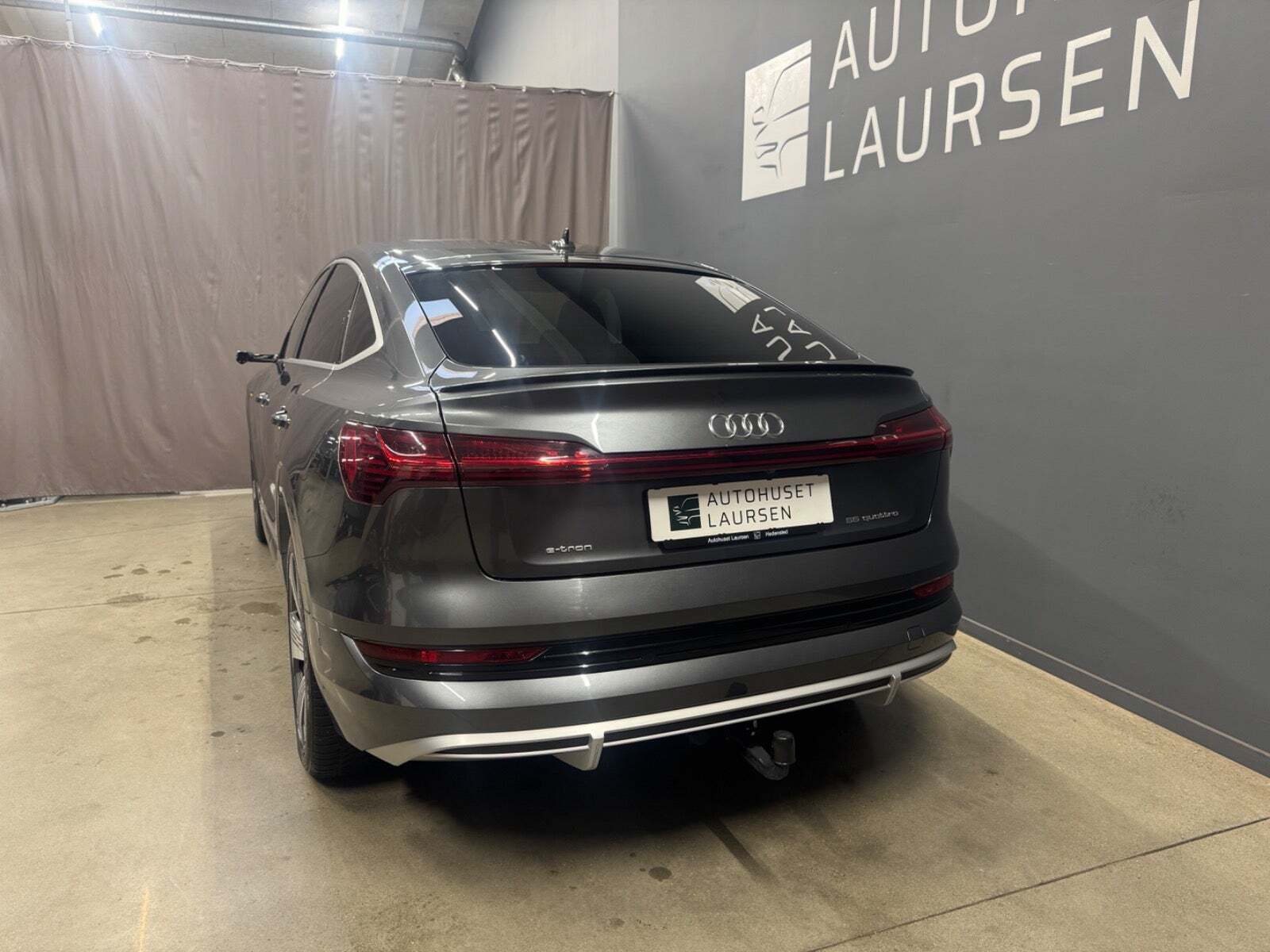 Grå Audi e-tron fra 2020