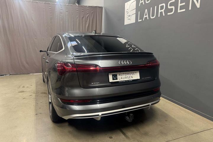 Grå Audi e-tron fra 2020