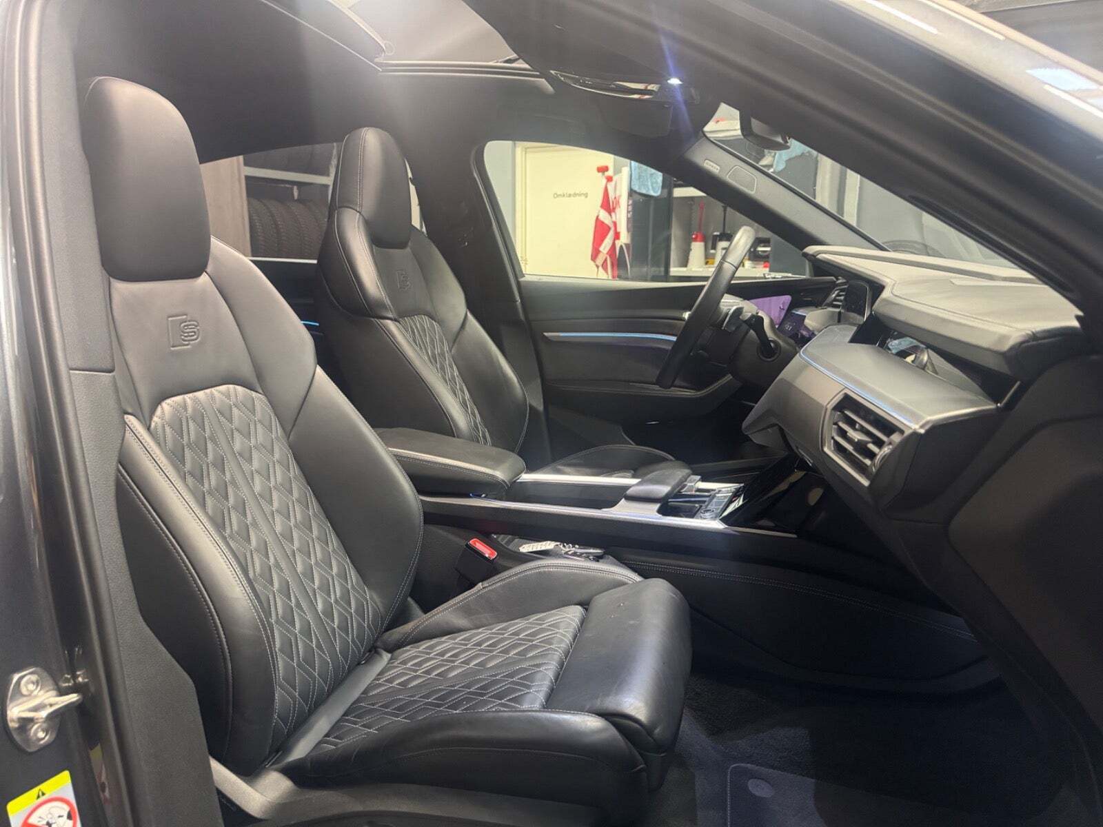 Grå Audi e-tron fra 2020