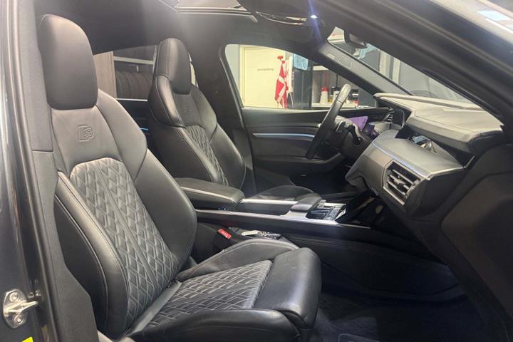 Grå Audi e-tron fra 2020