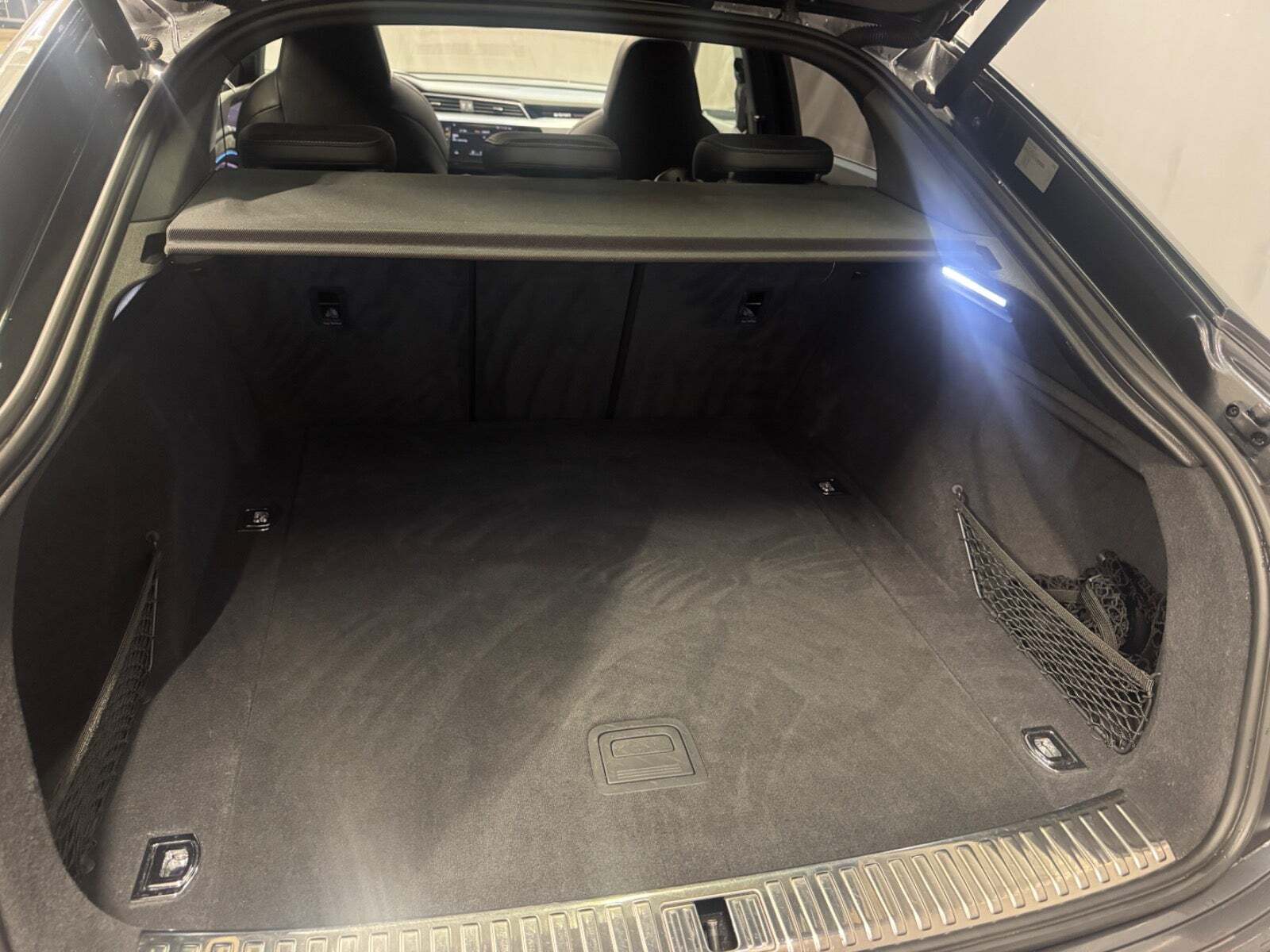 Grå Audi e-tron fra 2020