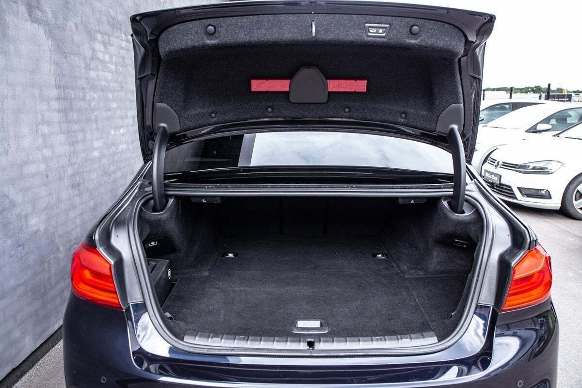 Grøn BMW 530e fra 2017