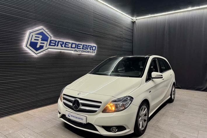 Hvid Mercedes B200 fra 2012 set udefra