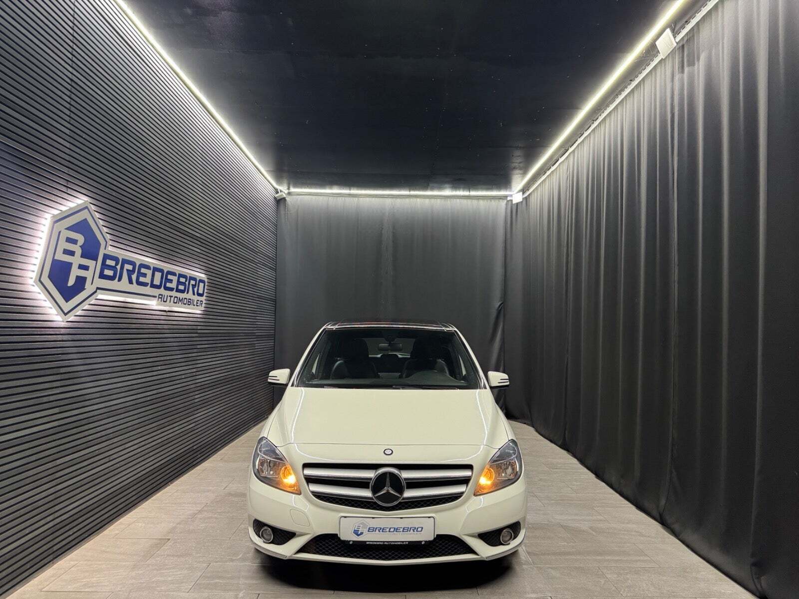 Hvid Mercedes B200 fra 2012