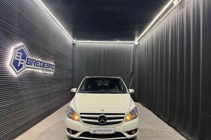 Hvid Mercedes B200 fra 2012