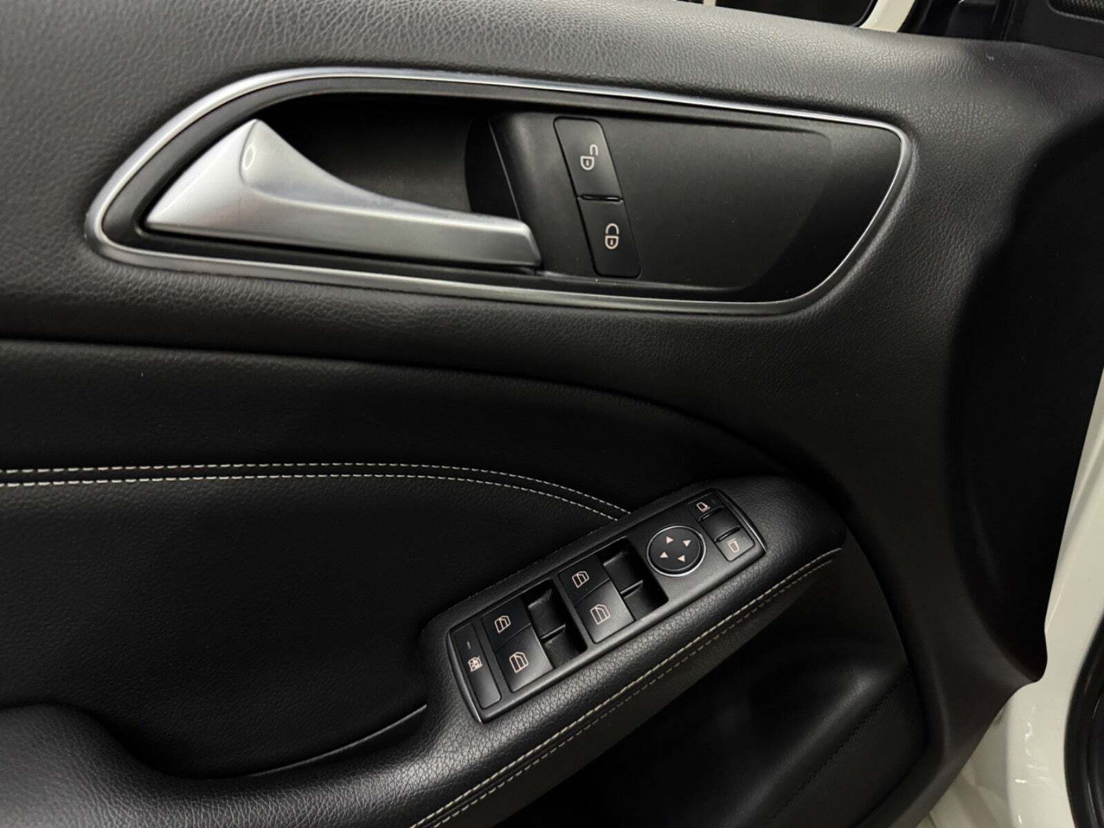 Hvid Mercedes B200 fra 2012