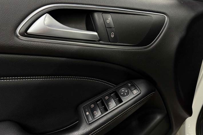 Hvid Mercedes B200 fra 2012