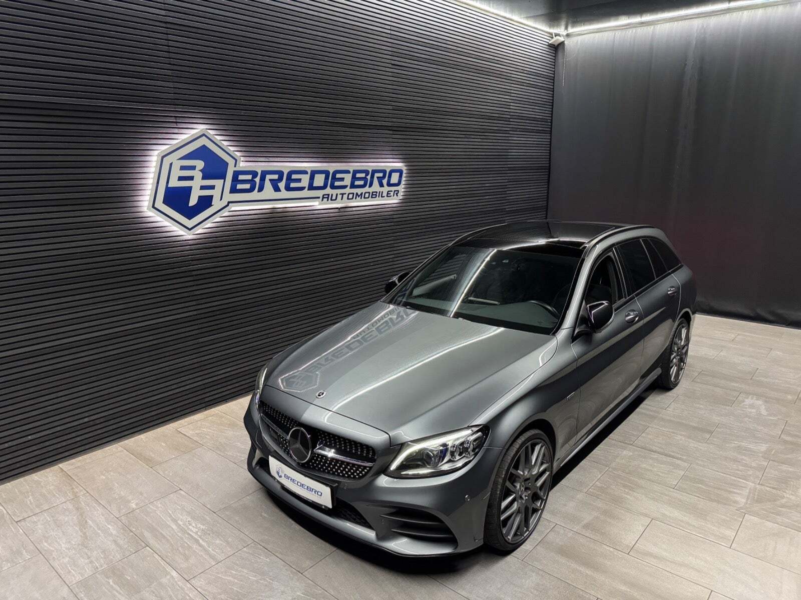 Grå Mercedes C300 de fra 2021 set udefra