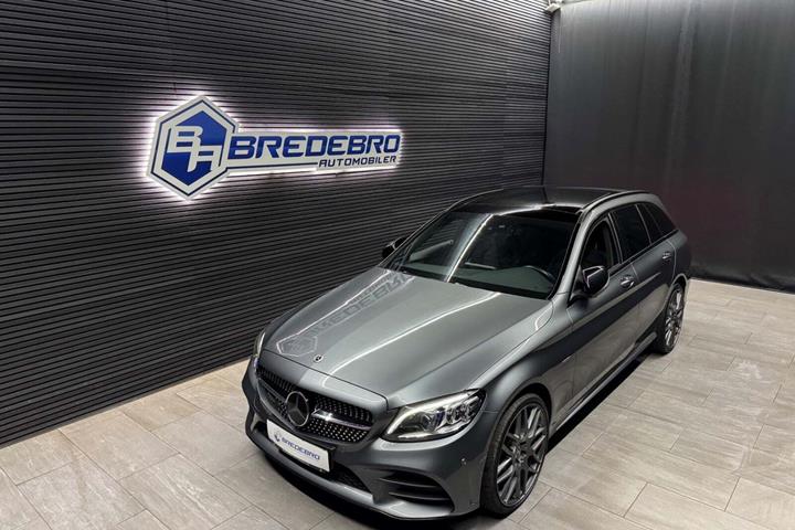 Grå Mercedes C300 de fra 2021 set udefra