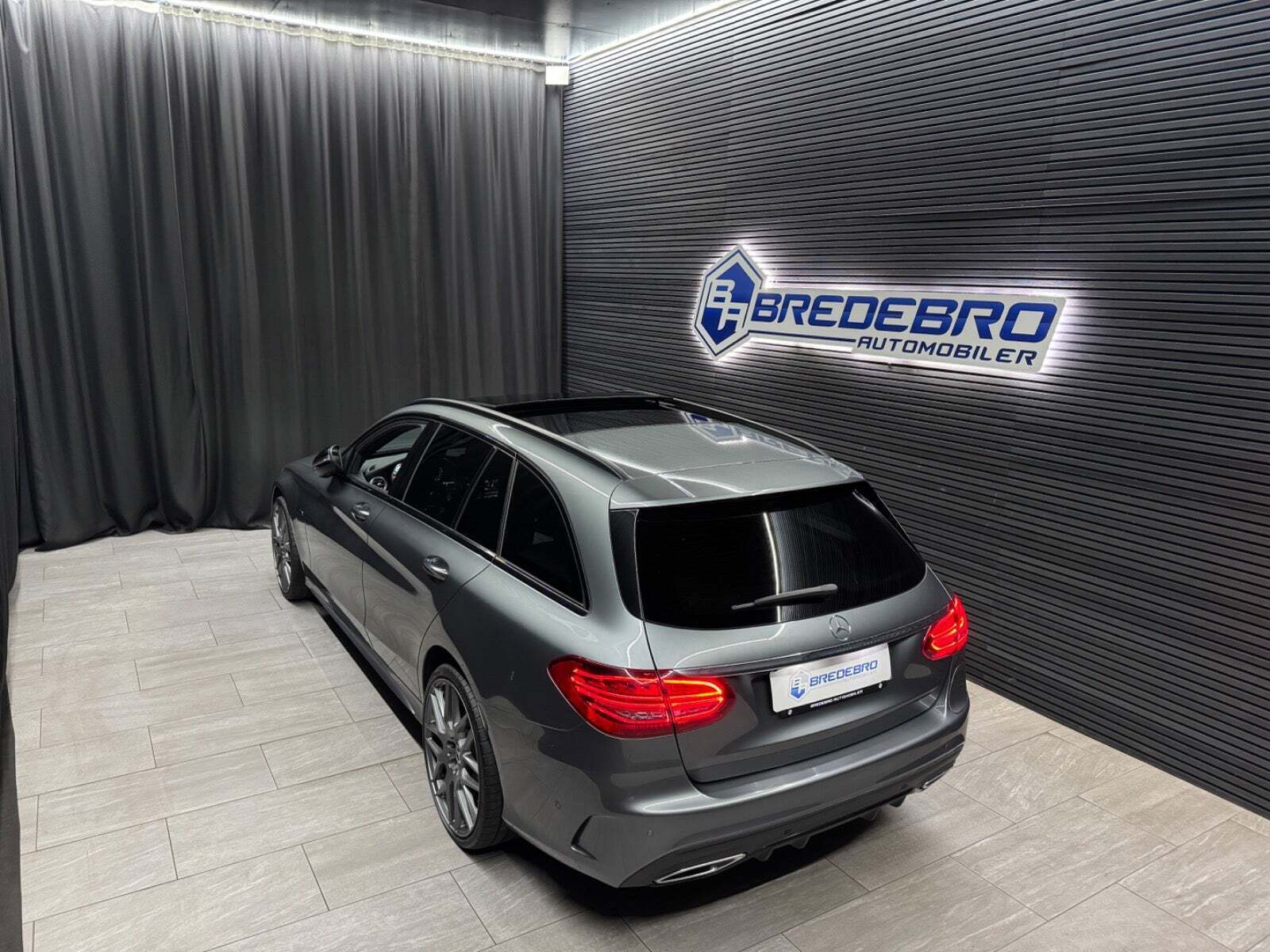 Grå Mercedes C300 de fra 2021