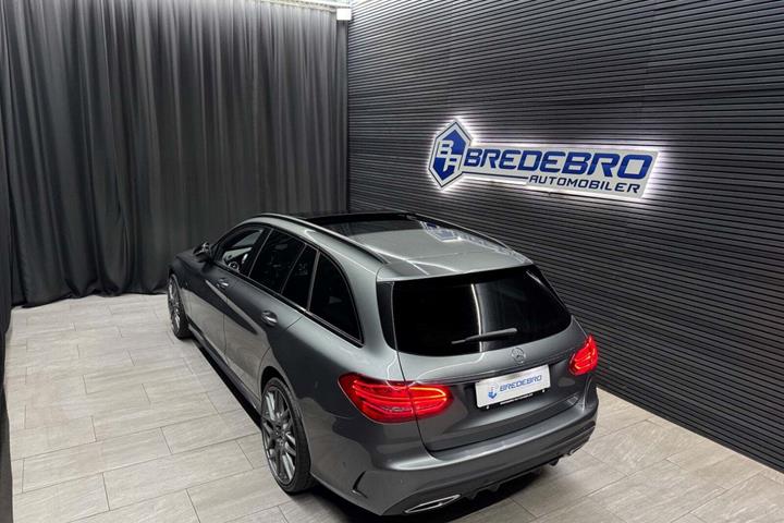 Grå Mercedes C300 de fra 2021