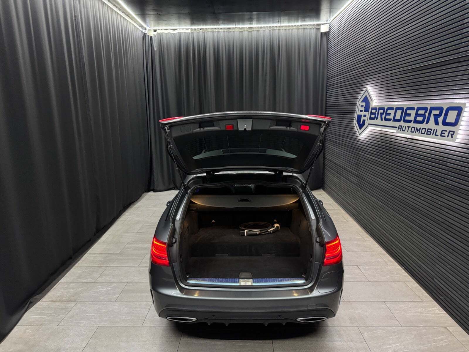 Grå Mercedes C300 de fra 2021
