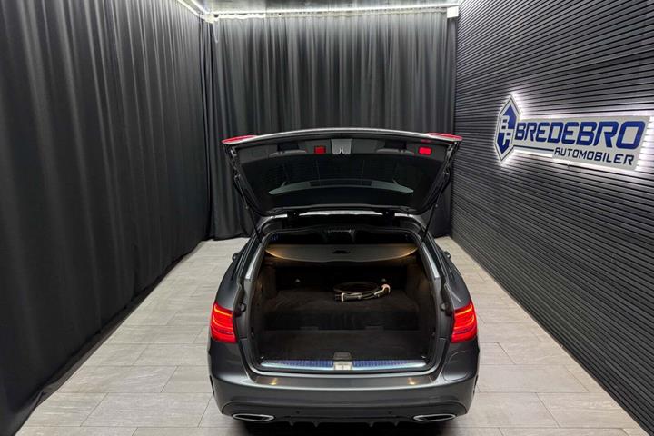 Grå Mercedes C300 de fra 2021