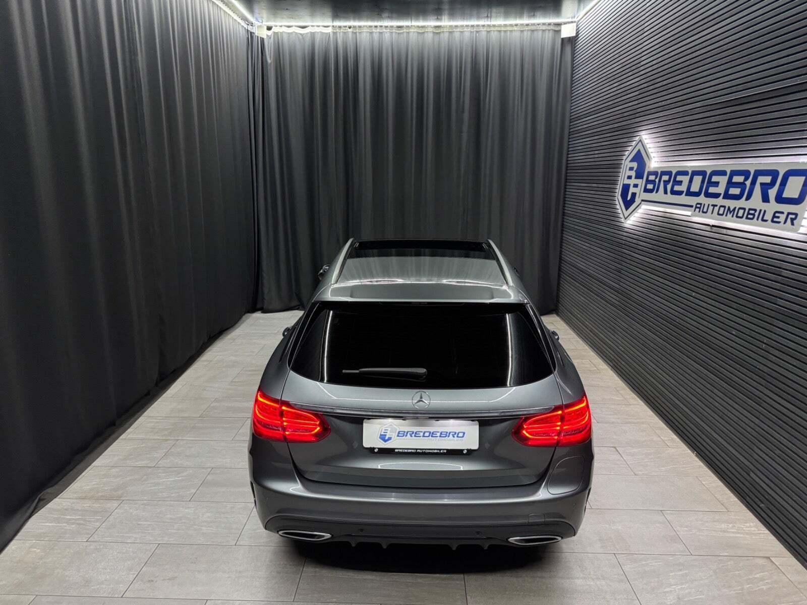 Grå Mercedes C300 de fra 2021