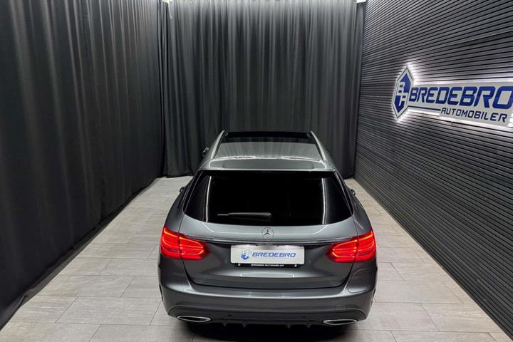 Grå Mercedes C300 de fra 2021