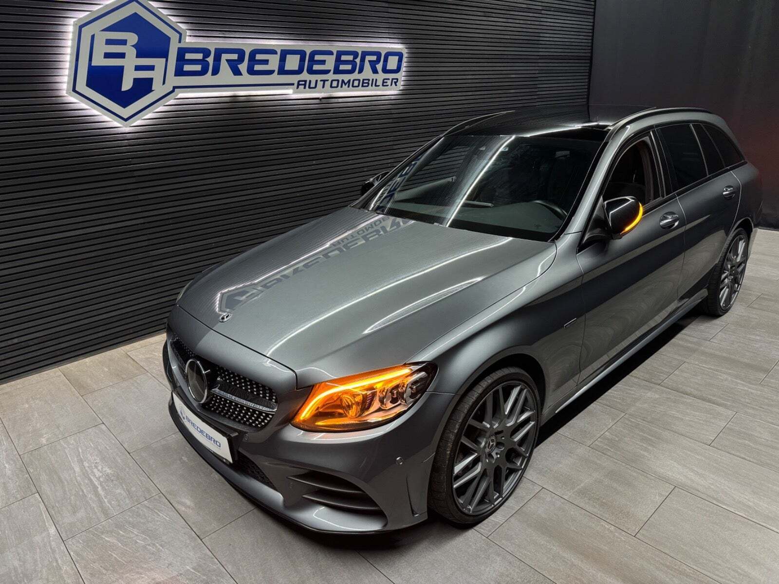 Grå Mercedes C300 de fra 2021