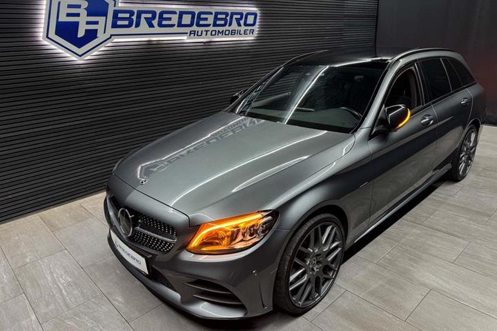 Grå Mercedes C300 de fra 2021