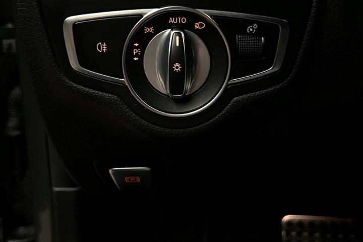 Grå Mercedes C300 de fra 2021