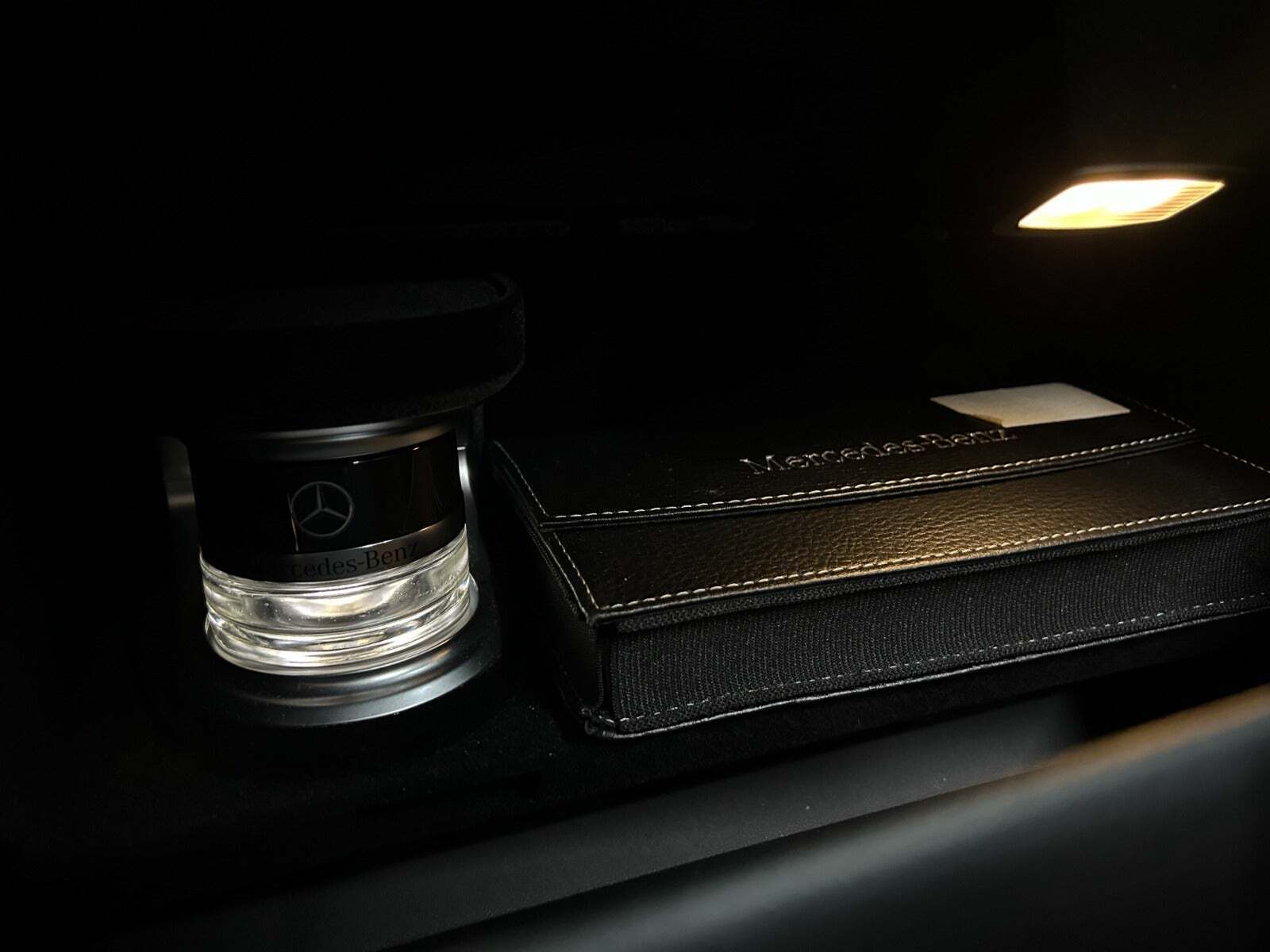 Grå Mercedes C300 de fra 2021