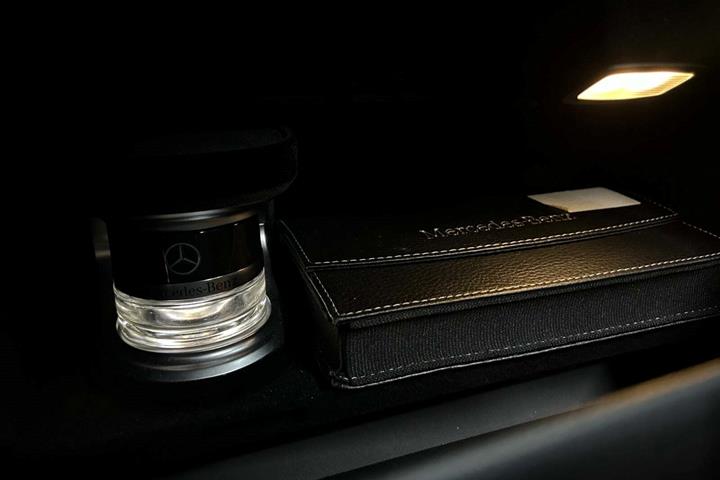 Grå Mercedes C300 de fra 2021