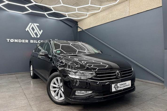 Sort VW Passat fra 2022 set udefra