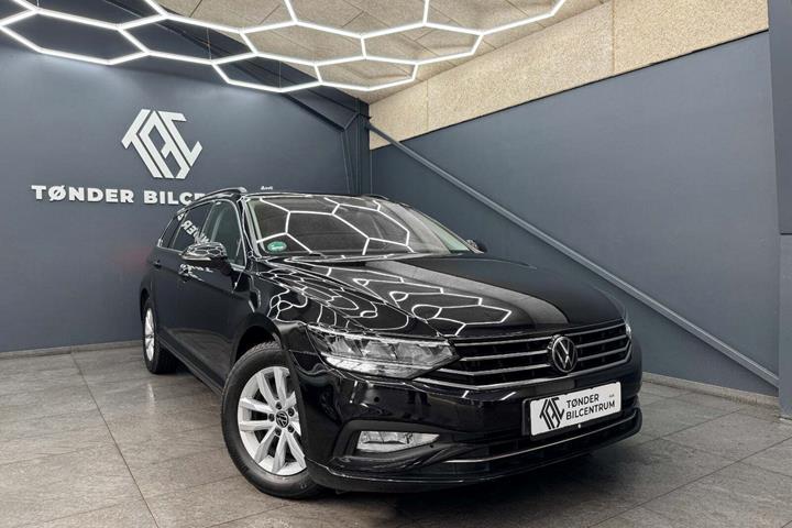 Sort VW Passat fra 2022 set udefra