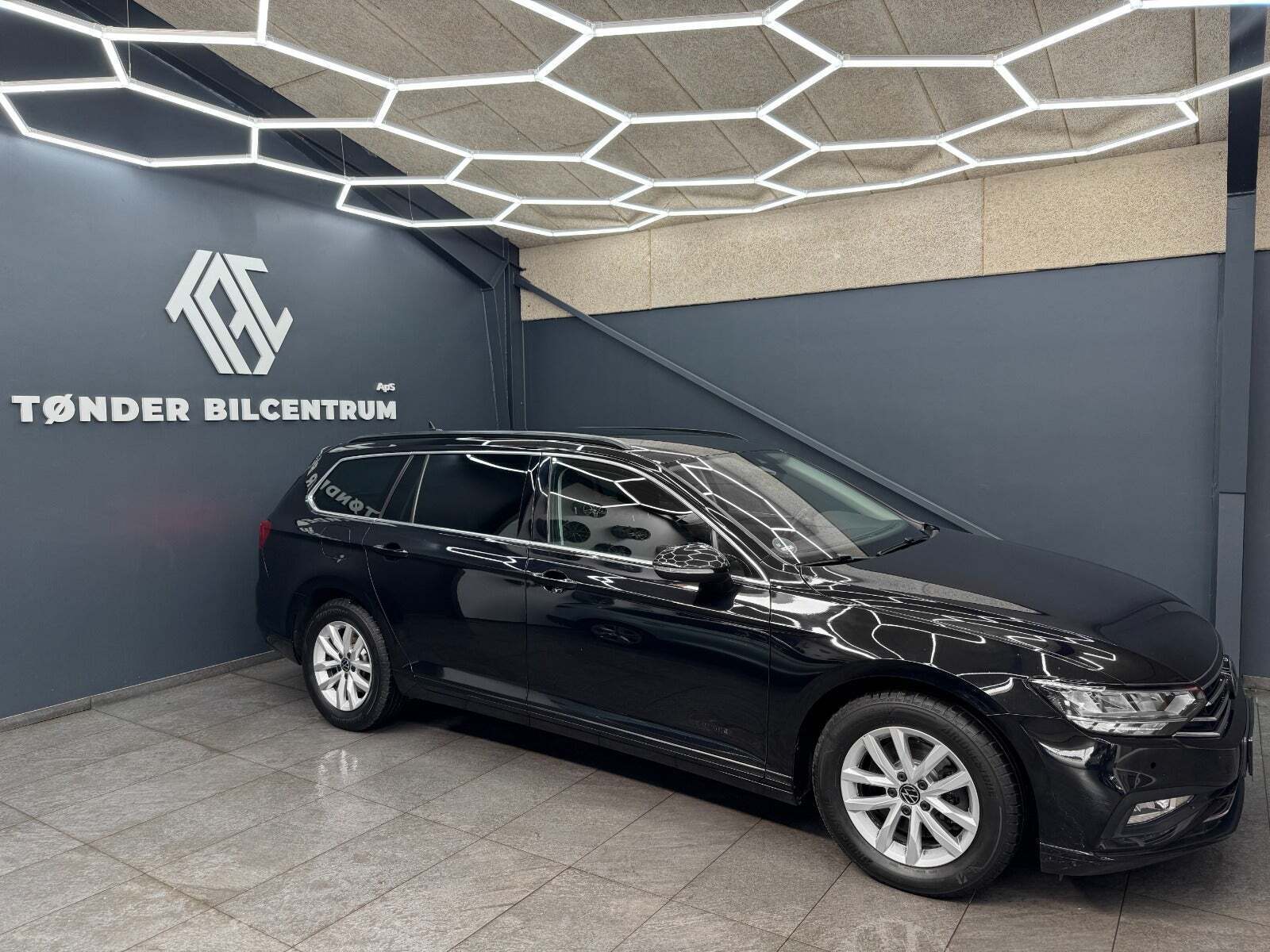 Sort VW Passat fra 2022