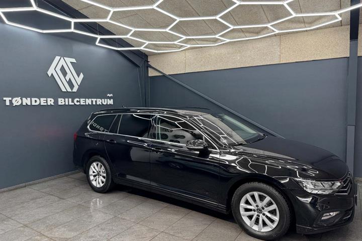 Sort VW Passat fra 2022