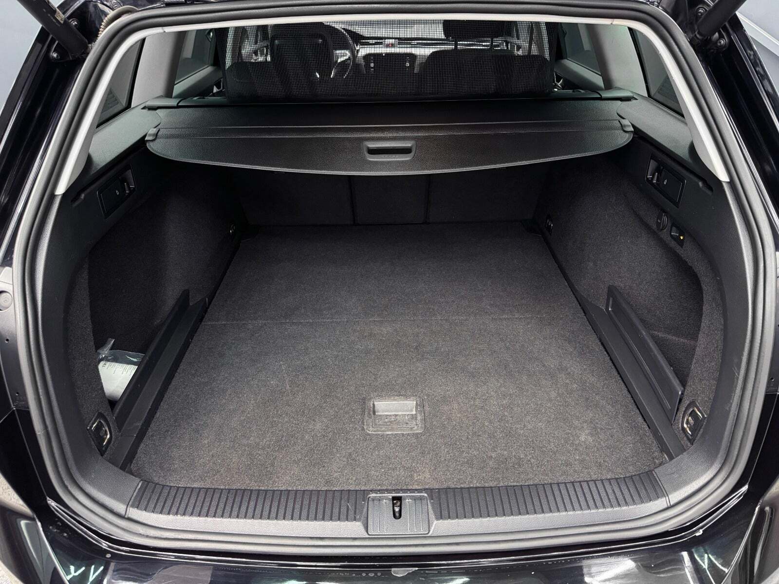 Sort VW Passat fra 2022