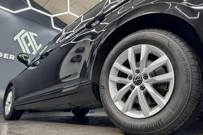 Sort VW Passat fra 2022