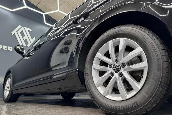 Sort VW Passat fra 2022