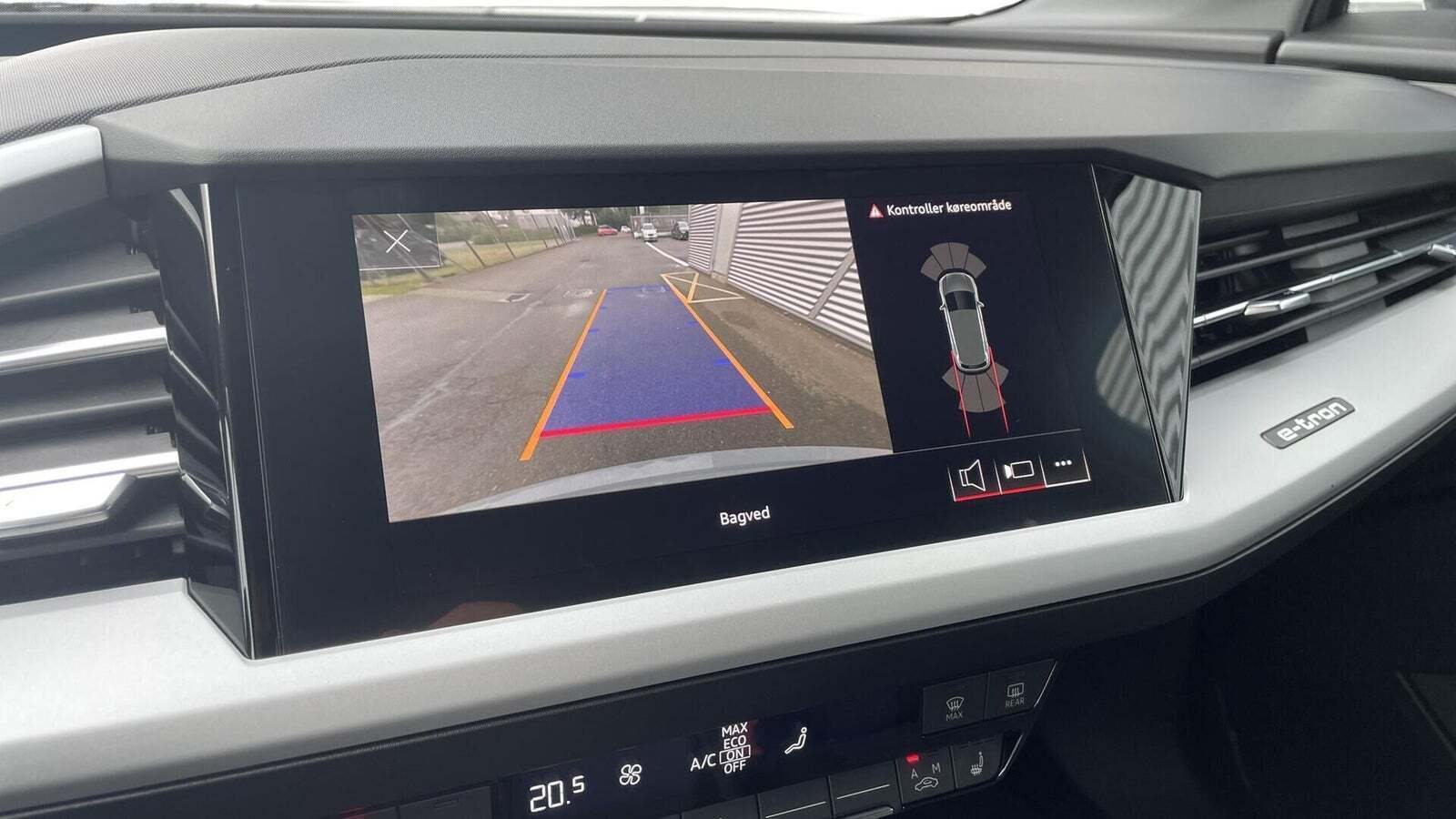 Grå Audi Q4 e-tron fra 2022