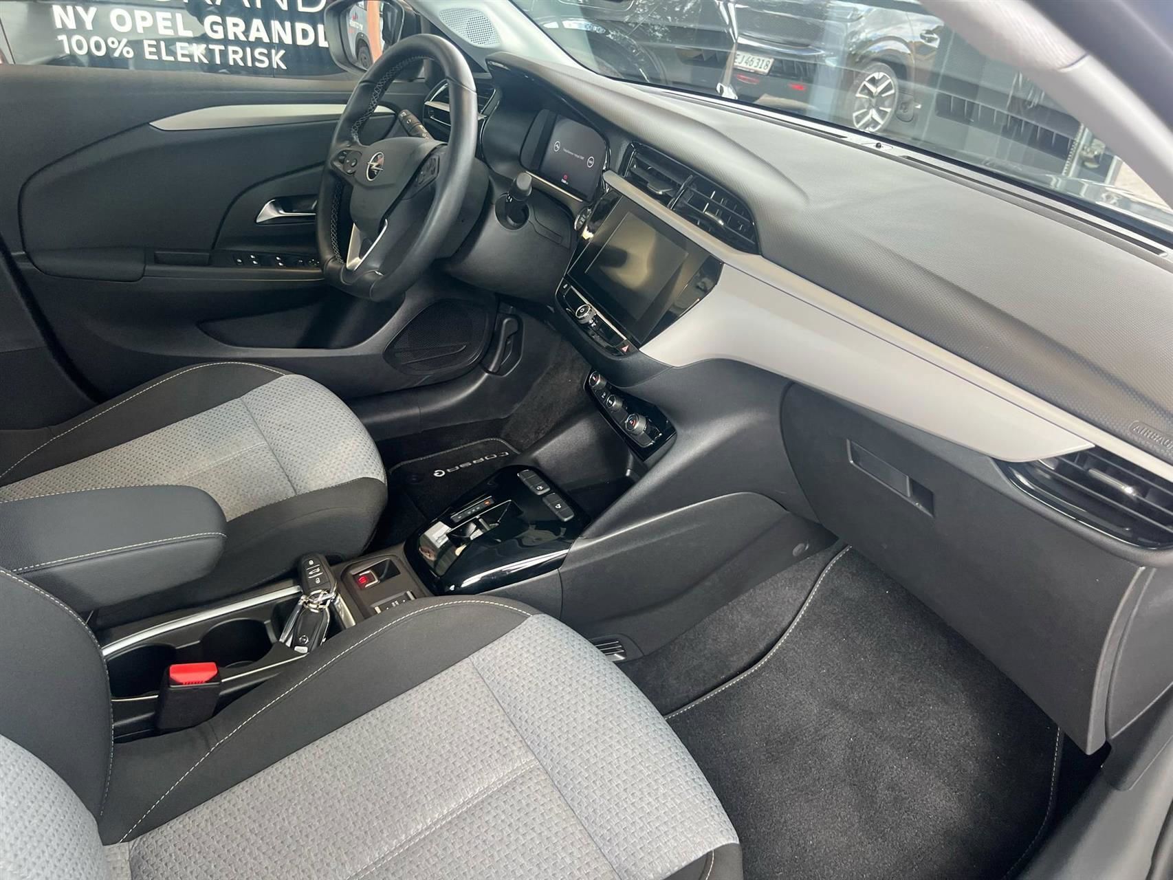 Grå Opel Corsa-e fra 2023